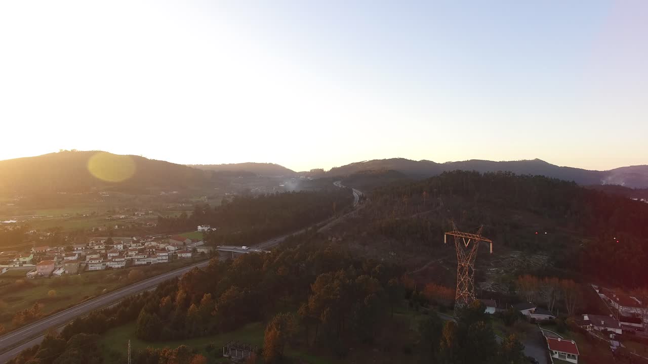 가을 시즌 조감도에서 산 숲 사이의 조감도 고속도로