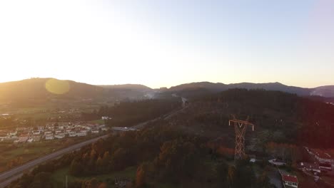 Vista-Aérea-De-La-Carretera-Entre-El-Bosque-De-Montaña-En-La-Temporada-De-Otoño-Vista-Aérea