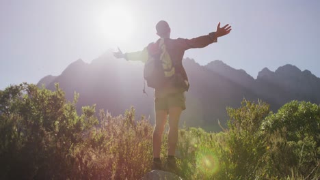 Hombre-Caucásico-Disfrutando-Del-Paisaje