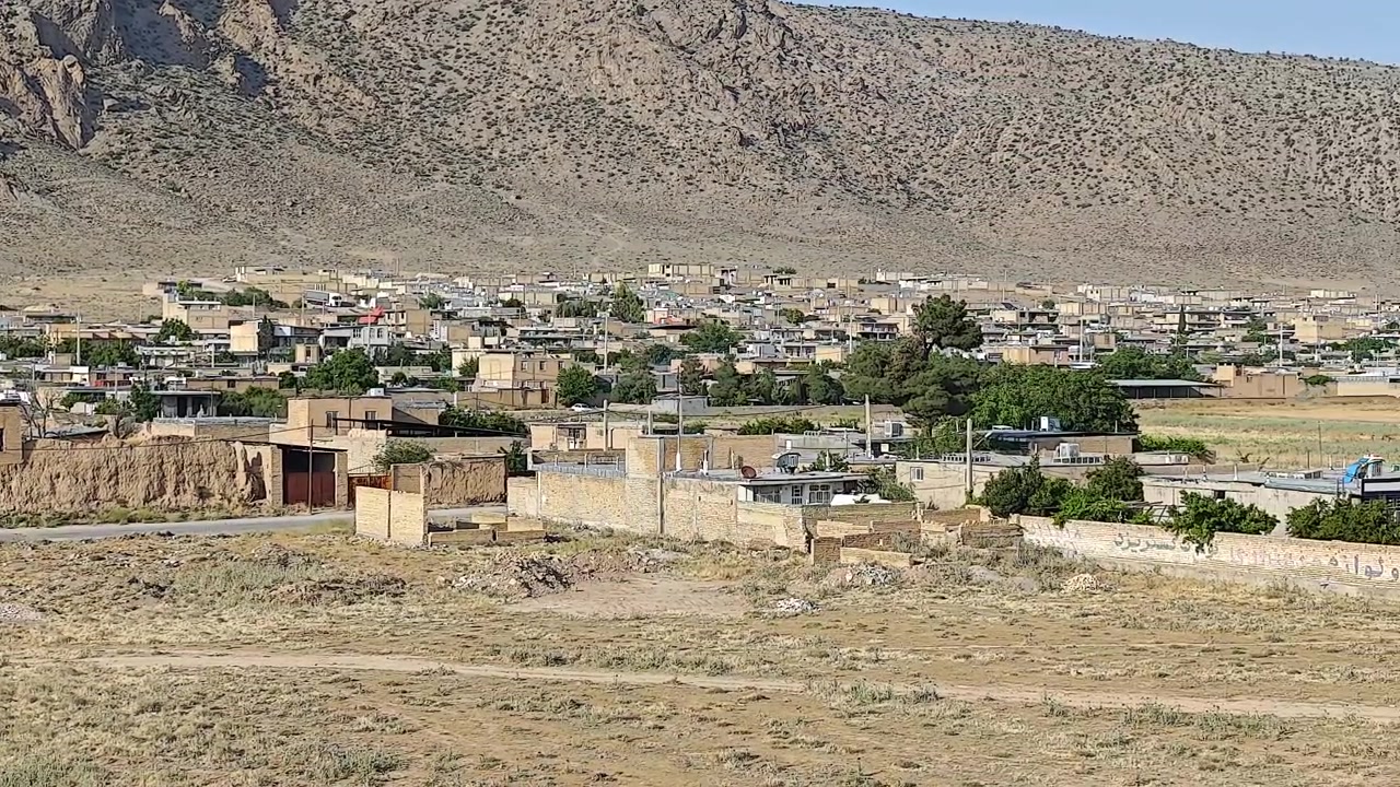 Vista panorámica de un pequeño pueblo enclavado al pie de una montaña