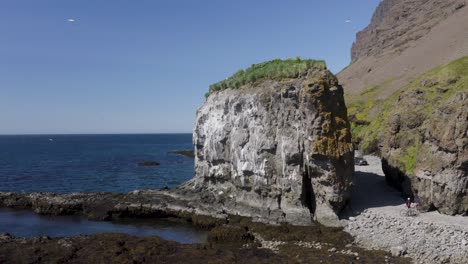 formación rocosa masiva en la carretera 622 svalvogavegur en los fiordos occidentales, islandia