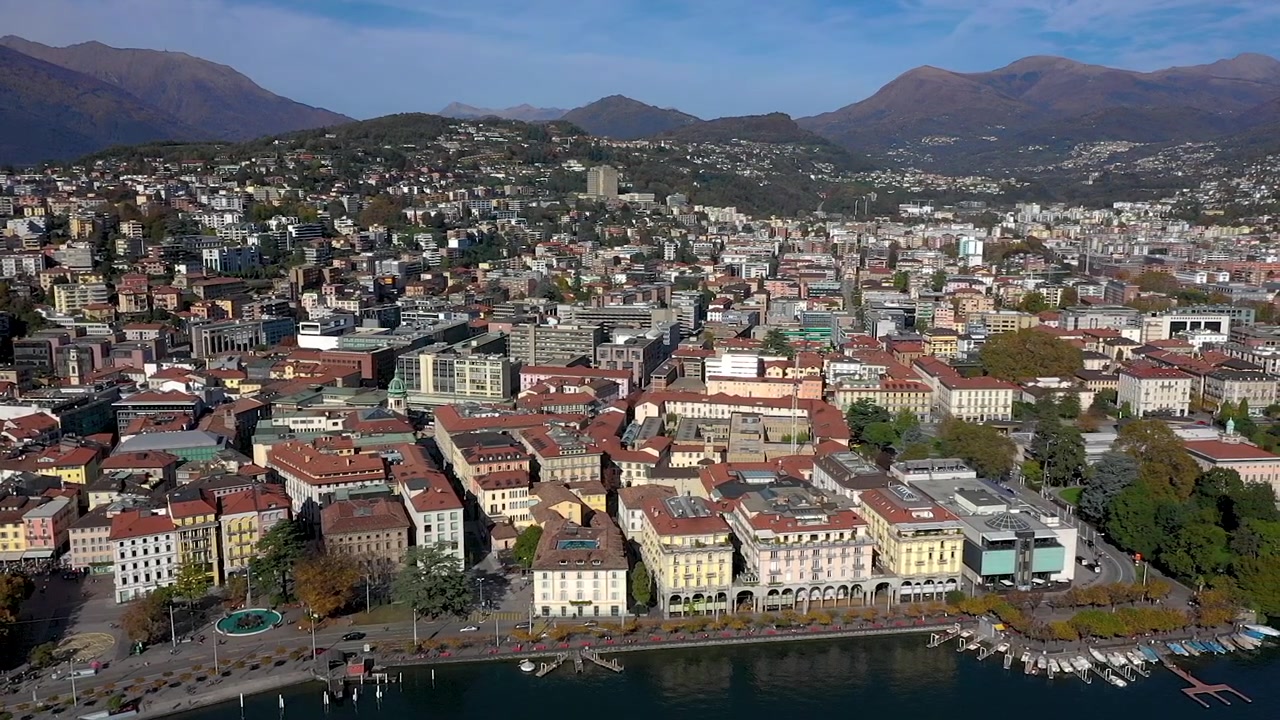 Vista panoramica ripresa da drone della città di Lugano e del suo lungolago in una splendida giornata di sole a ottobre