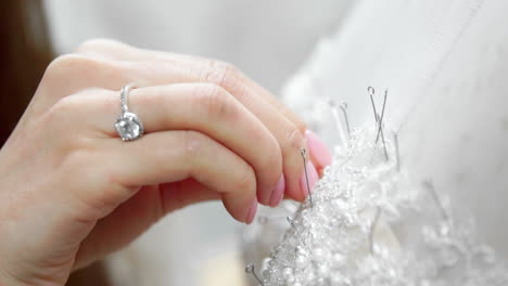 diseñador de moda de primer plano para novias en su estudio alfileres agujas encaje vestido de novia. costurera crea un vestido de novia exclusivo. seguro con alfileres y agujas contorno. pequeña empresa privada