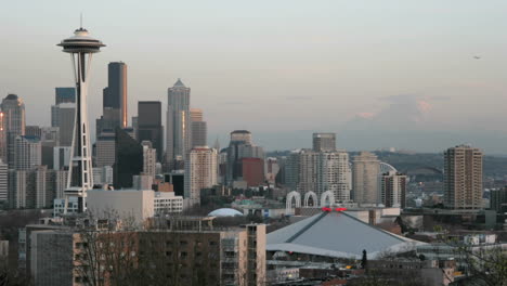 La-Aguja-Espacial-De-Seattle-Se-Encuentra-A-La-Izquierda-De-Esta-Toma-De-Lapso-De-Tiempo-Del-Horizonte-De-Seattle-1