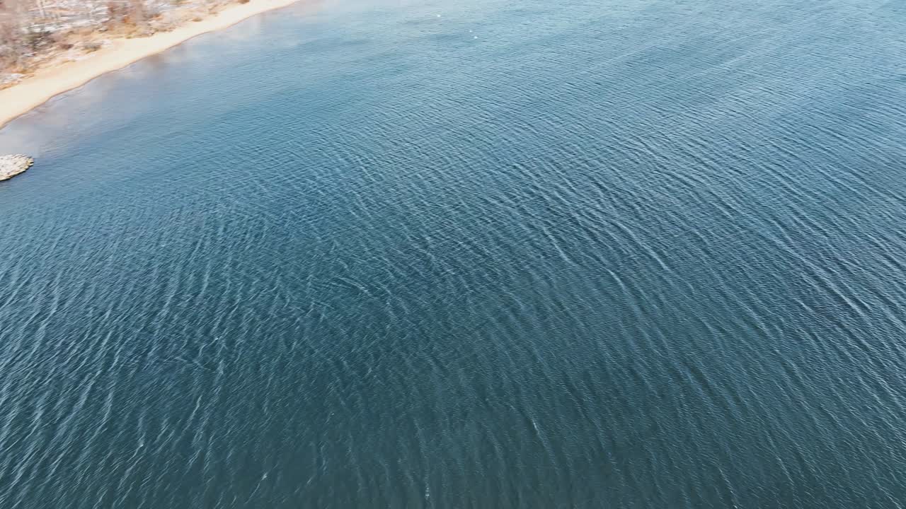 채널에서 근처의 견인선으로 이동