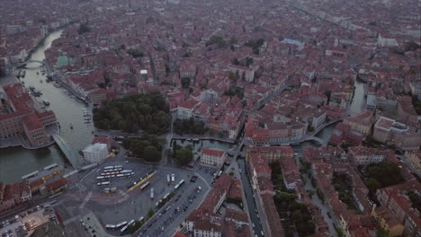 Amplia-Toma-Aérea-Que-Revela-El-área-De-Santa-Croce-Desde-Arriba-Al-Atardecer,-Venecia,-Italia