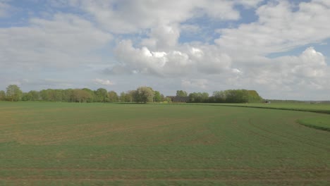 Paisaje-De-Campos,-Filmado-Desde-La-Ventana-Del-Tren.