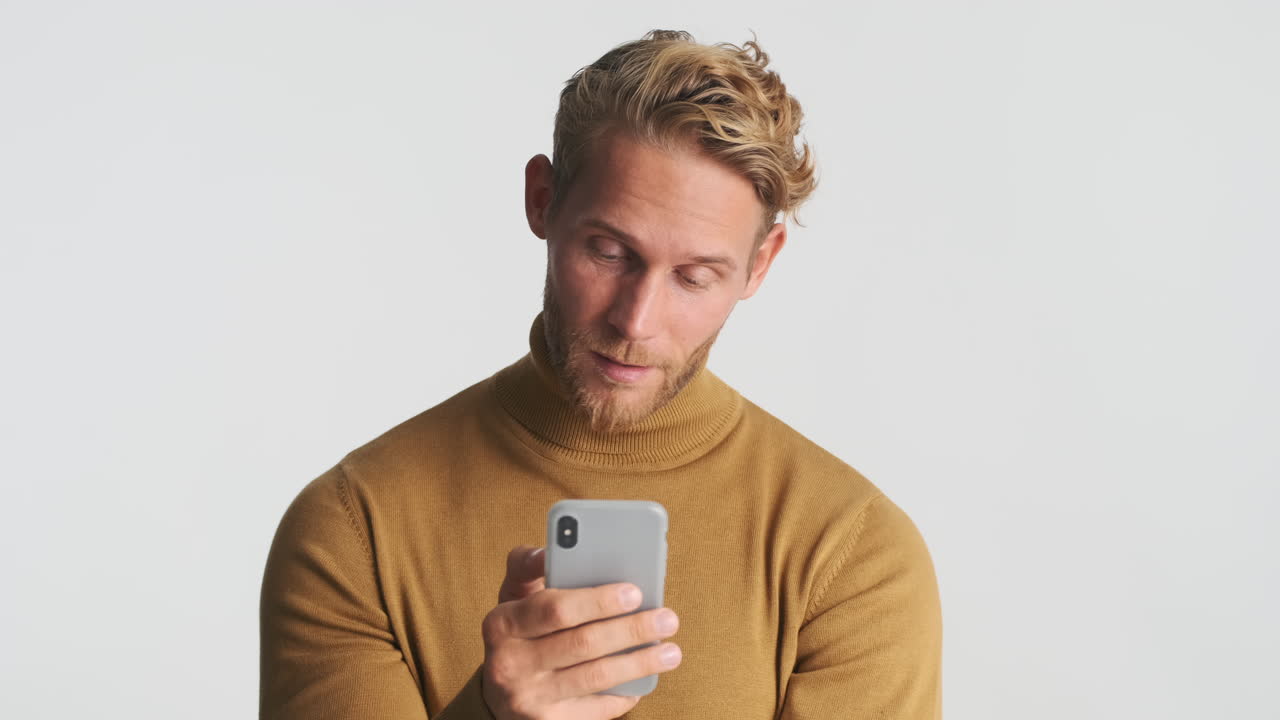 Homem concentrado com smartphone