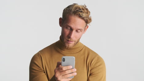 Concentrated-man-with-smartphone