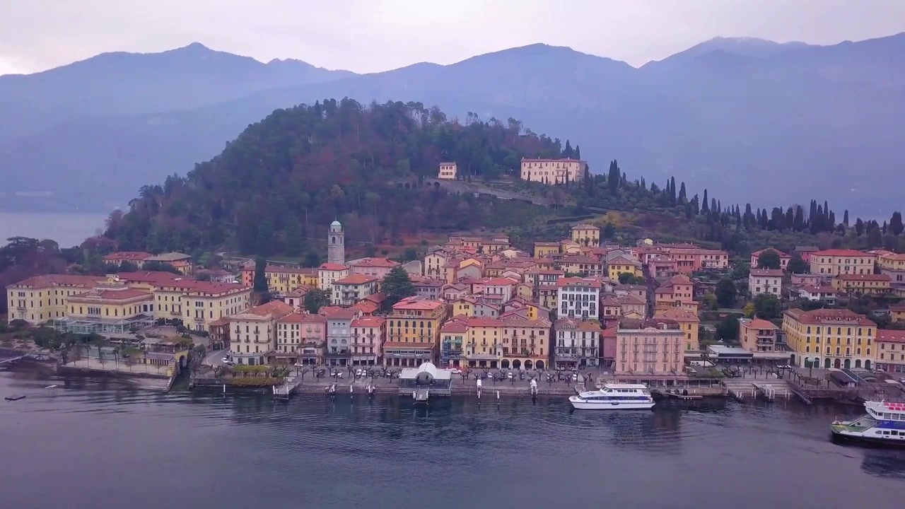 Vista aerea di Bellagio, montagne sullo sfondo.