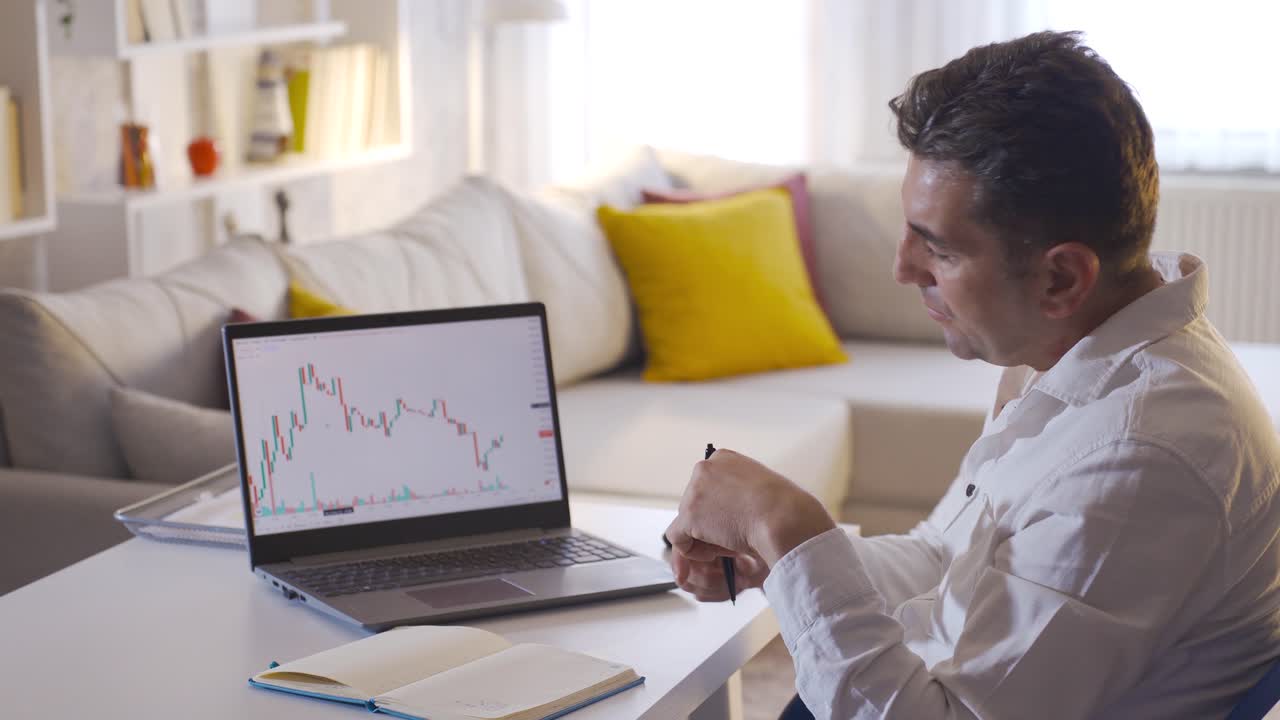 el hombre que analiza el mercado de valores diario.
