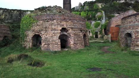 Porth-Wen-Vista-Aérea-Abandonada-Fábrica-De-Ladrillo-Industrial-Victoriana-Permanece-En-La-Costa-Erosionada-De-Anglesey