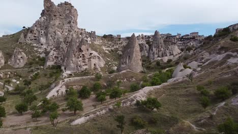 impresionante vista aérea del icónico castillo de uchisar y las formaciones rocosas en capadocia, turquía