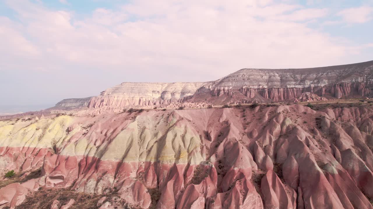 vista aérea de las rocas rojas y rosadas del valle de capadocia