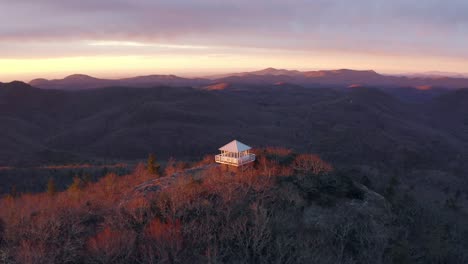 사우스 캐롤라이나의 산에서 골든 아워 동안 화재 타워 감시 드론 샷