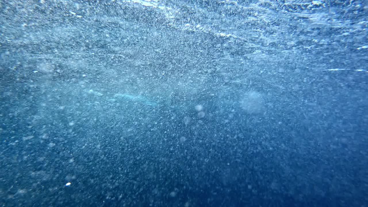 모터보트 뒤에서 물속으로 들어가다