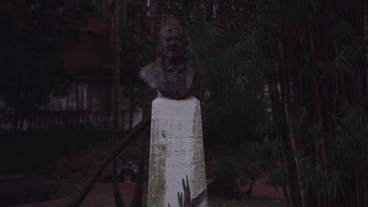Busto di un vecchio attore portoghese in un parco