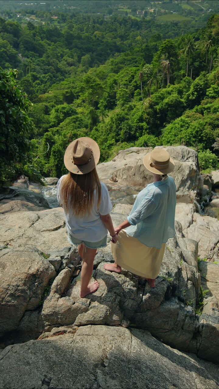 Dos mujeres disfrutando de una vista panorámica
