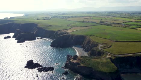 acantilados en irlanda con playa y mar azul