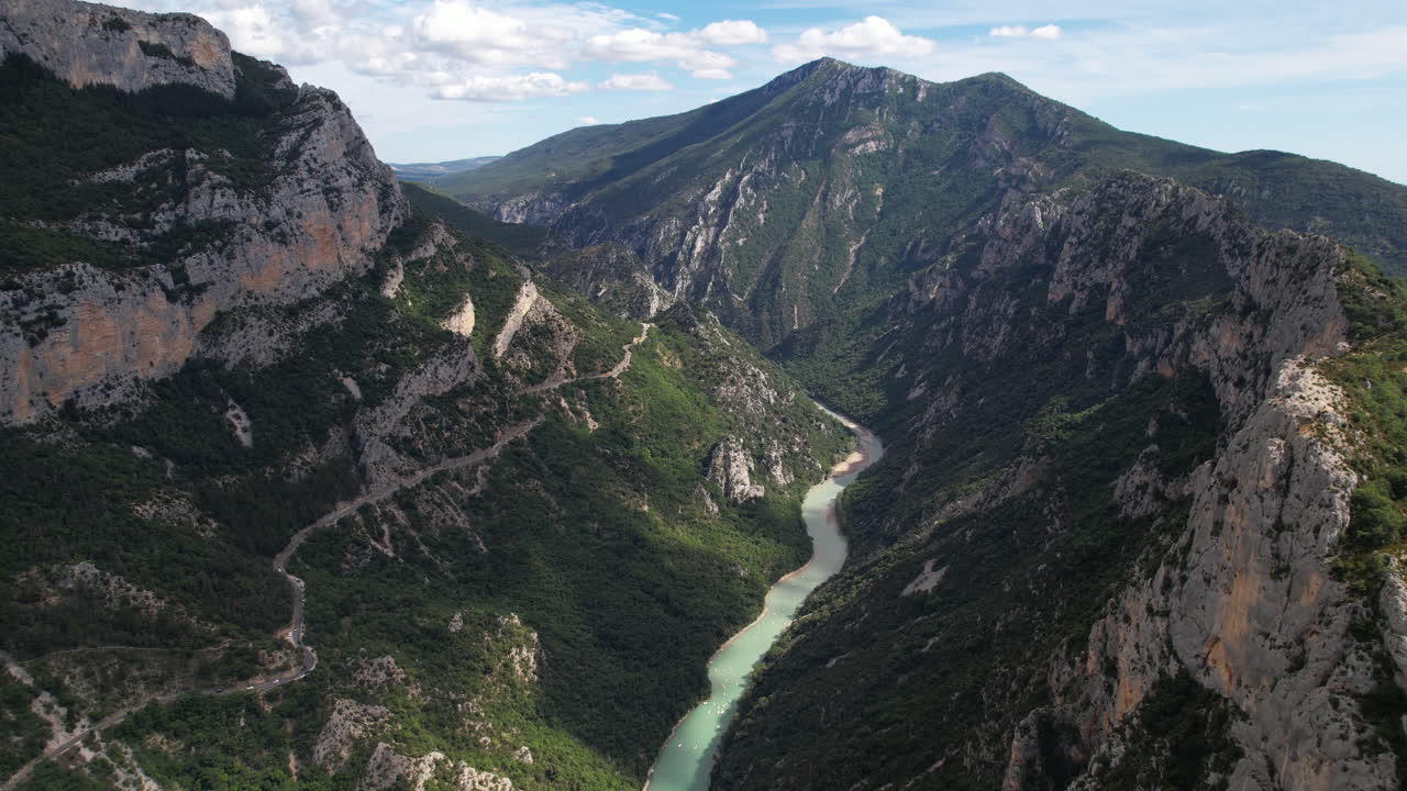 el cañón del río verdon fue fotografiado desde el aire. hermosas montañas de piedra caliza erosionadas, francia.