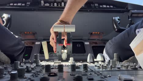 el copiloto ajusta su asiento antes de manejar las palancas de empuje del motor en un vuelo real