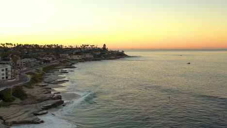 Shoreline-of-beautiful-La-Jolla,-California