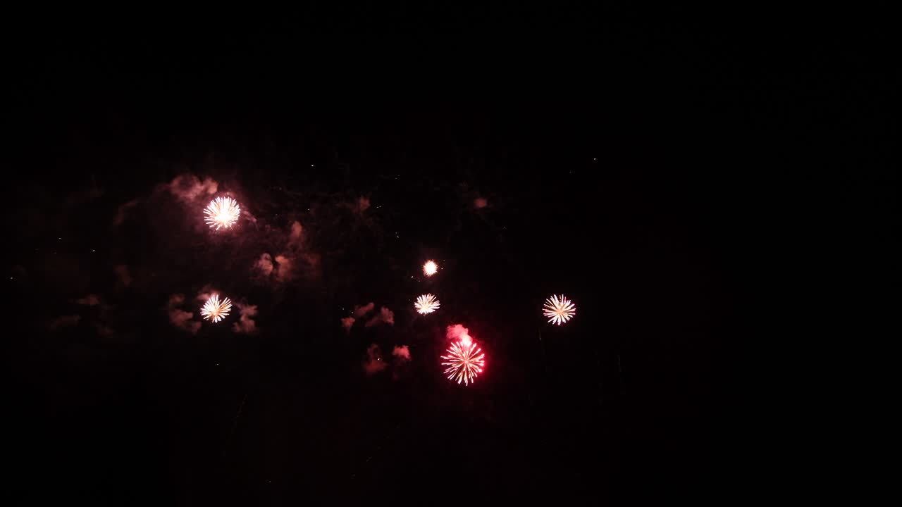 국가 공휴일, 새해 파티 2022 기간 동안 검은 바탕 하늘에서 실제 추상적인 다채로운 불꽃 축제 전시의 긴 시간 원활한 루프