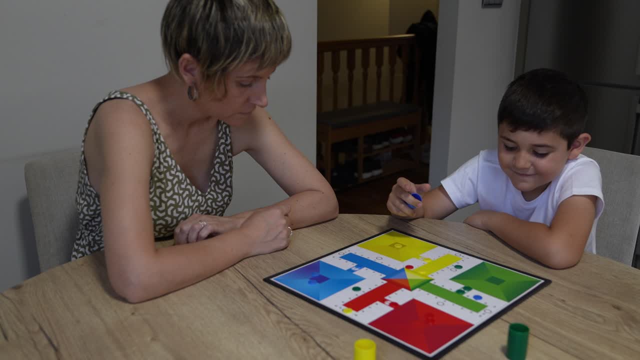 Famiglia che gioca a Parcheesi