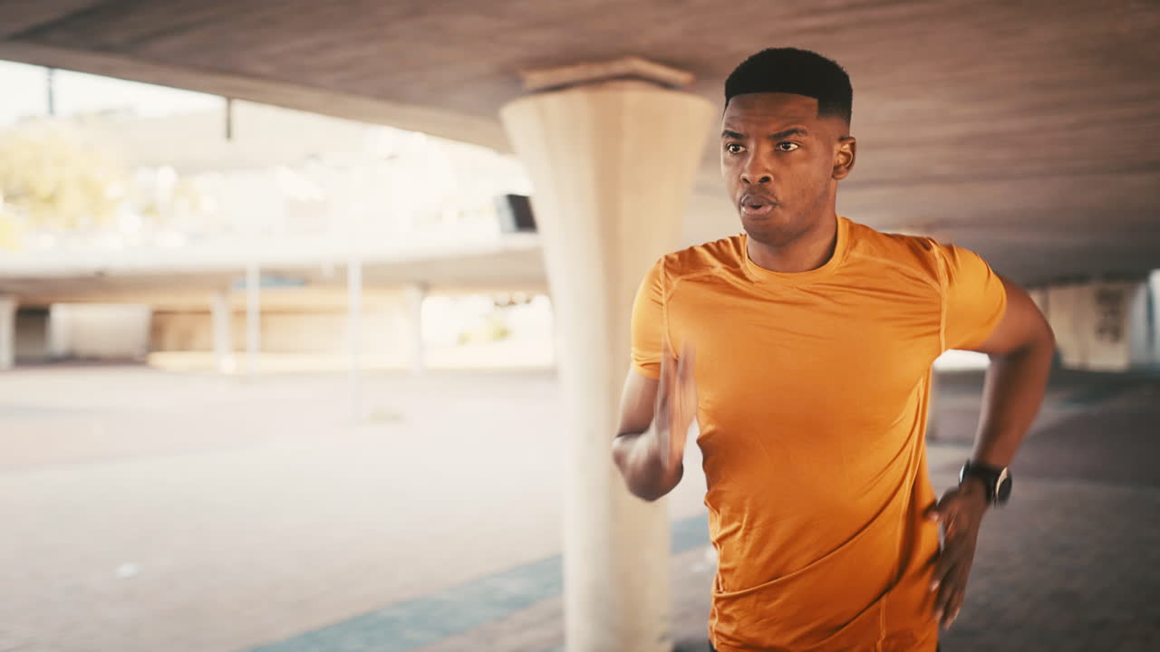 un giovane sportivo che corre all'aperto