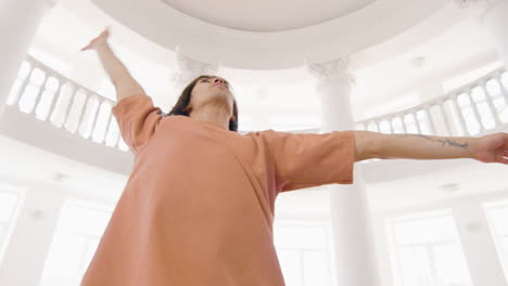스튜디오에서 현대 무용을 공연하는 평상복 차림의 집중된 청년