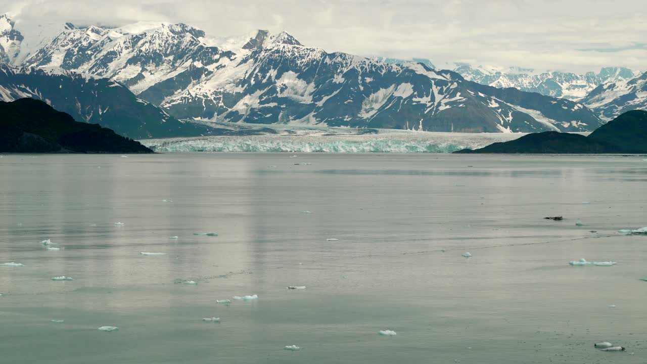 ледник хаббард и лед, плавающий в заливе дизайнмент, аляска