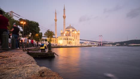 day to night time-lapse de la mezquita de ortakoy con el puente del bósforo, turquía