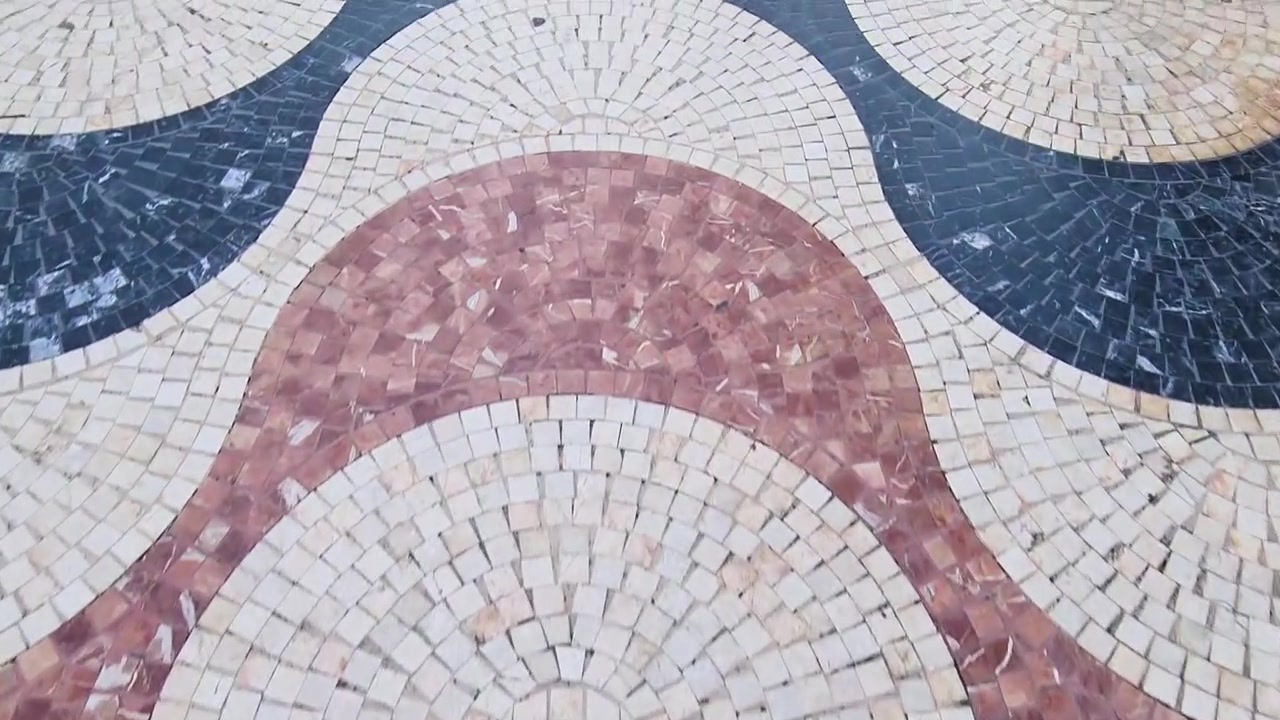 Går på mosaikk-marmorgulv, Esplanade-promenaden i Alicante, Spania, førstepersonsperspektiv.