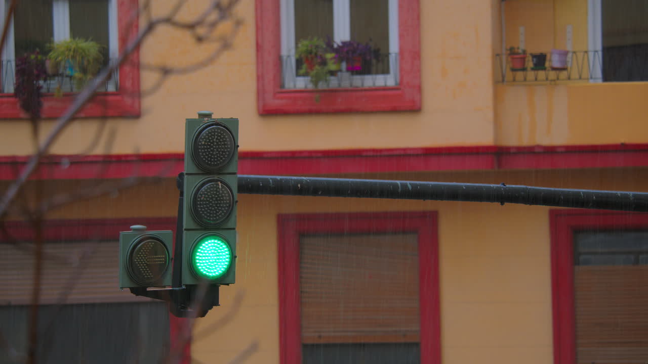 semáforo en un día lluvioso