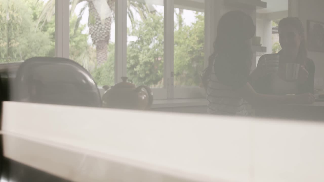 여자 의 주방 도구 들 을 볼 수 있다