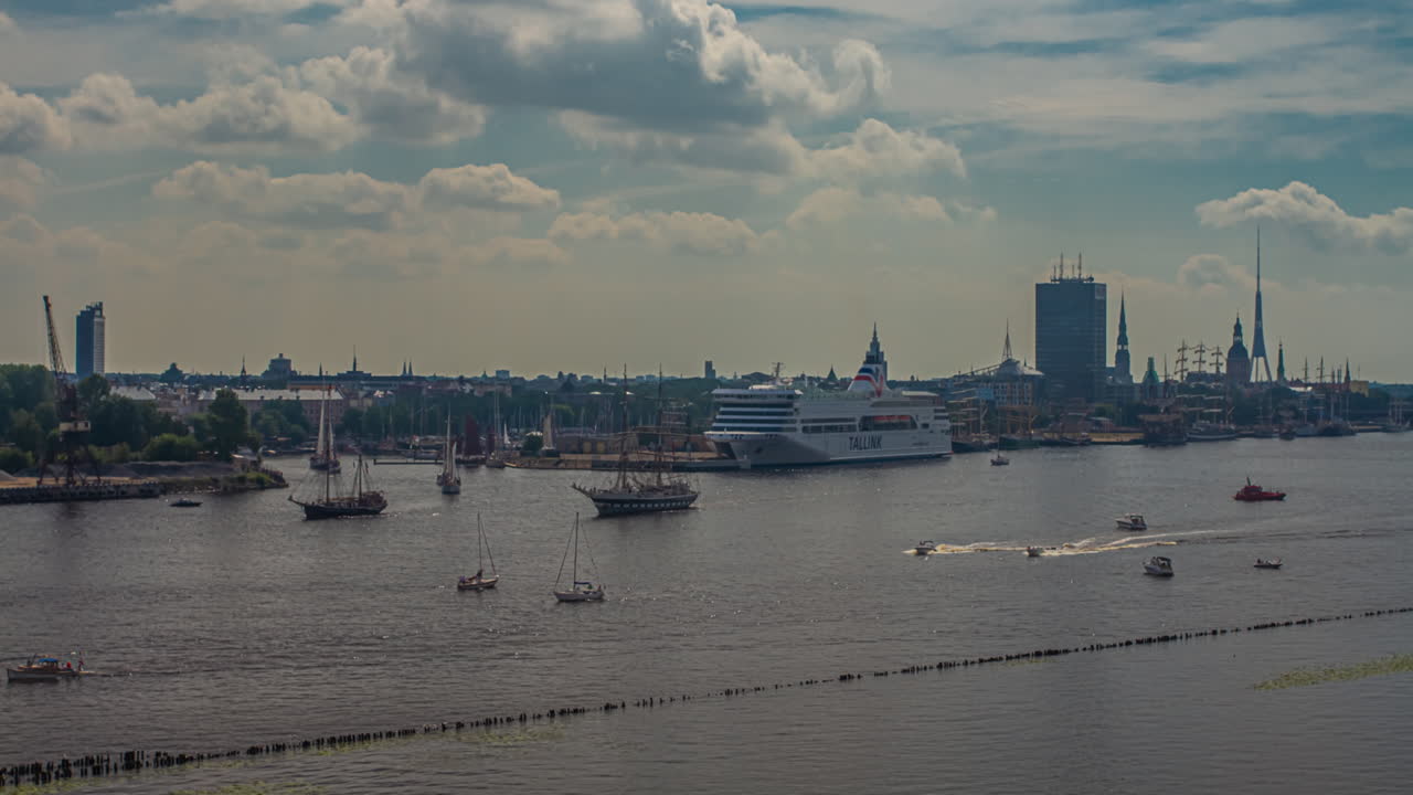 도시 항구 근처의 범선의 시간 경과