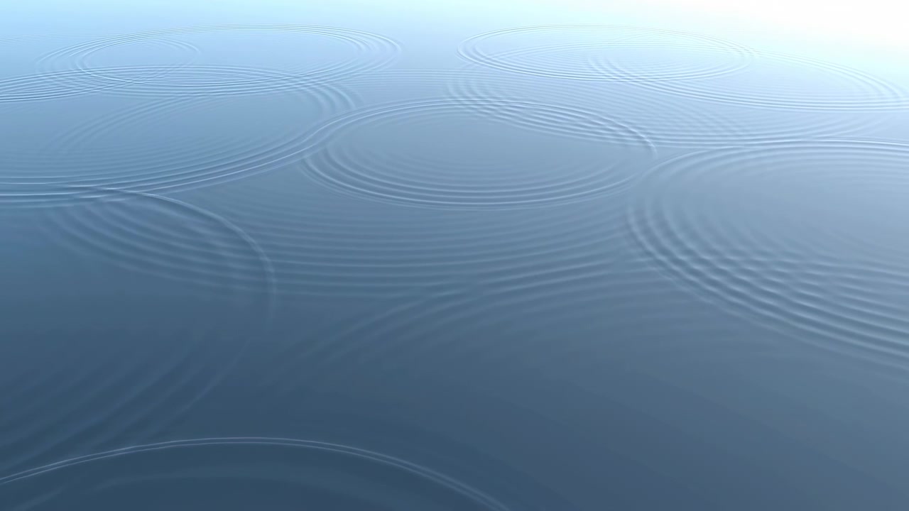 Acqua blu calma con increspature concentriche, dolci onde circolari si diffondono su una superficie lucida, orizzonte tenue.