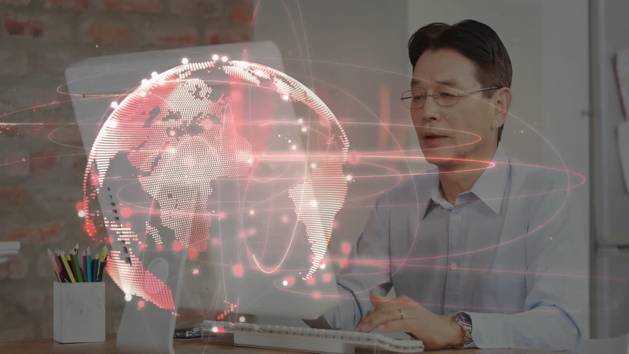 지구가 회전하는 애니메이션 아시아 사업가 사무실에서 컴퓨터를 사용하고 있습니다.