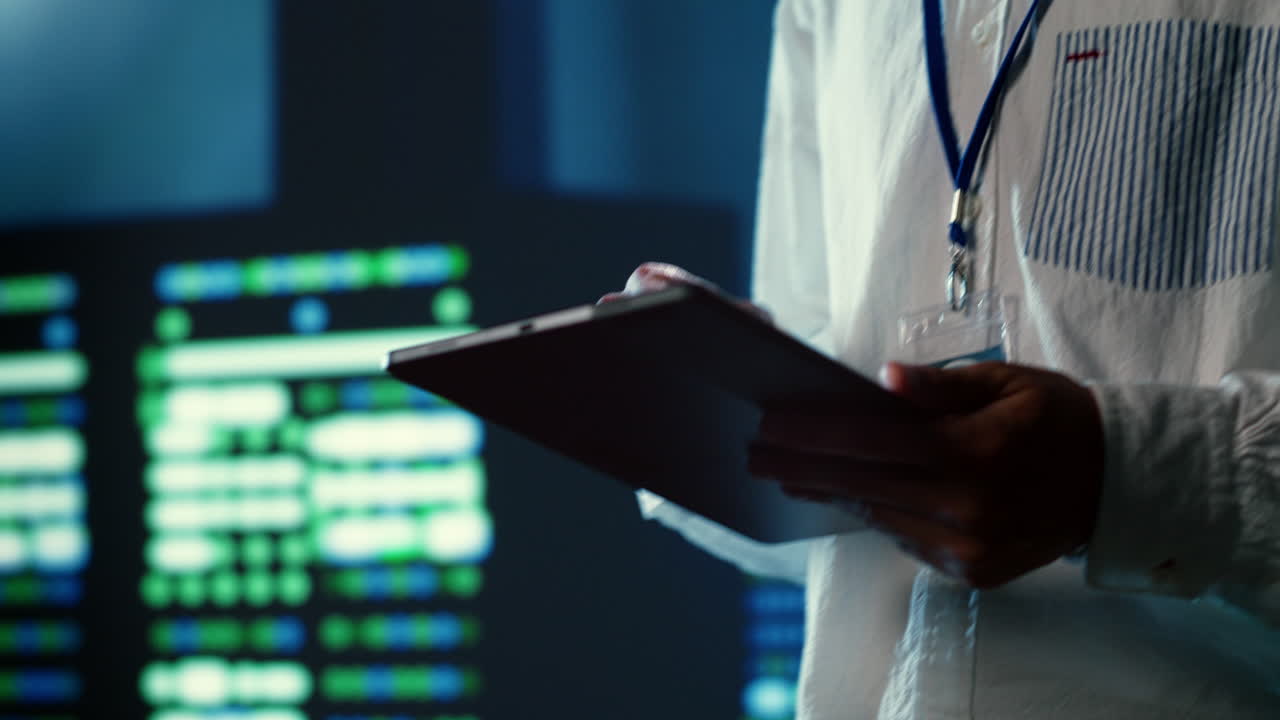 el administrador camina a través de las unidades del servidor