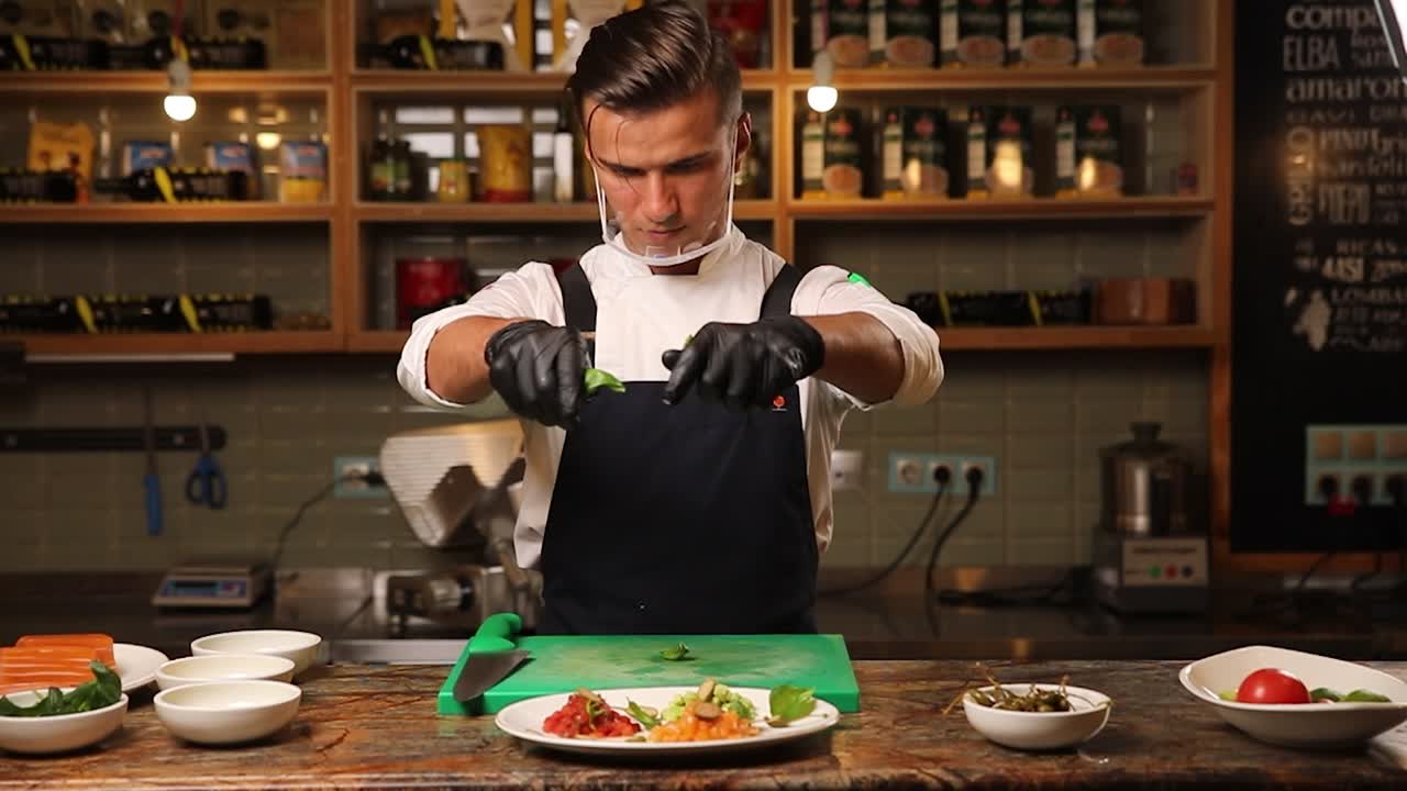 chef preparando un plato