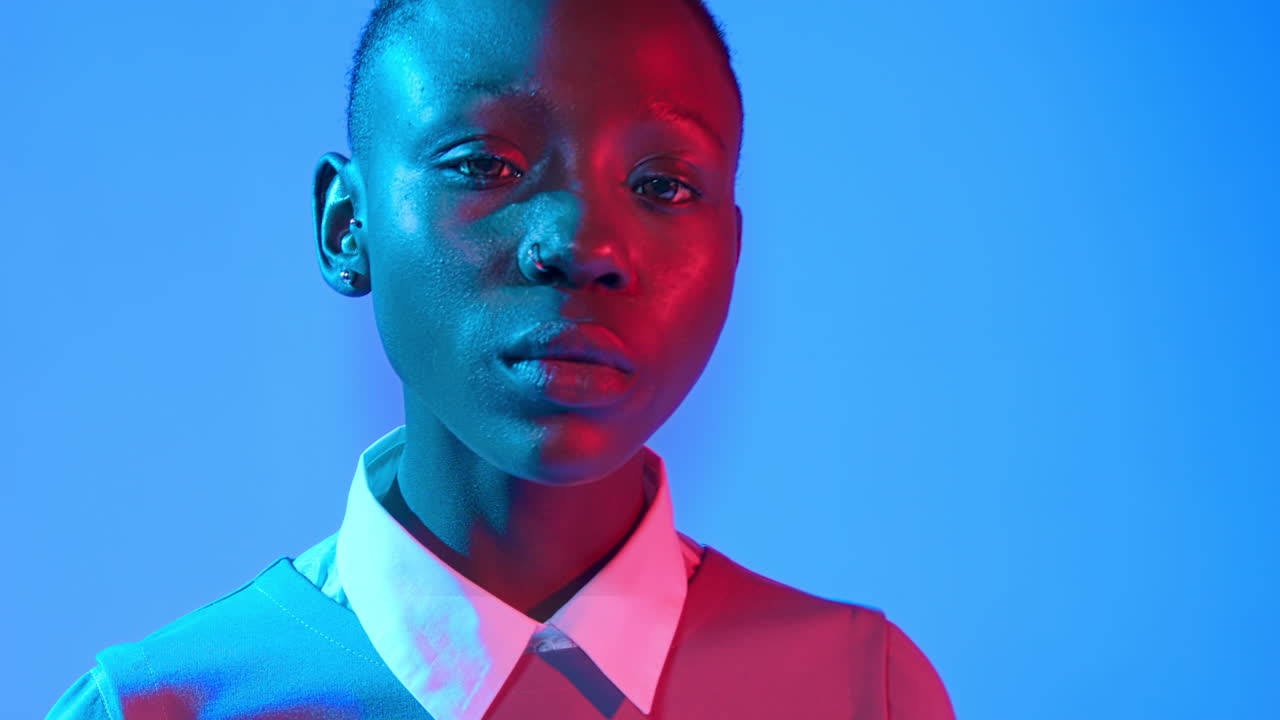 retrato de una hermosa mujer negra mirando a la cámara, orgullosa y desafiante