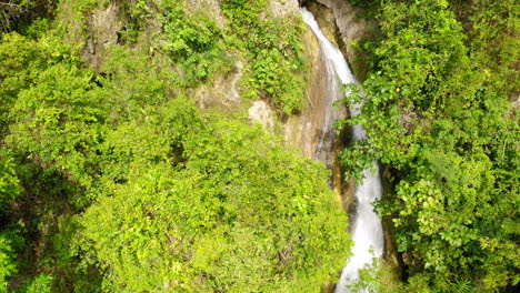 Luftaufnahme-Inambakan-Wasserfälle-Bunt-Grün-Blau-Wasser,-Cebu,-Philippinen