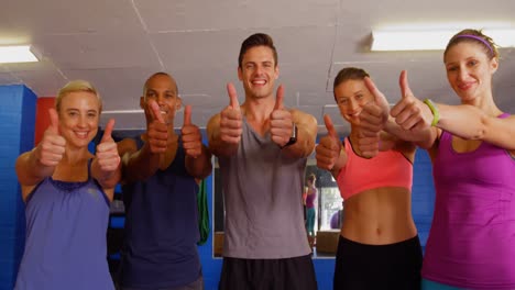 retrato de personas de fitness mostrando pulgares