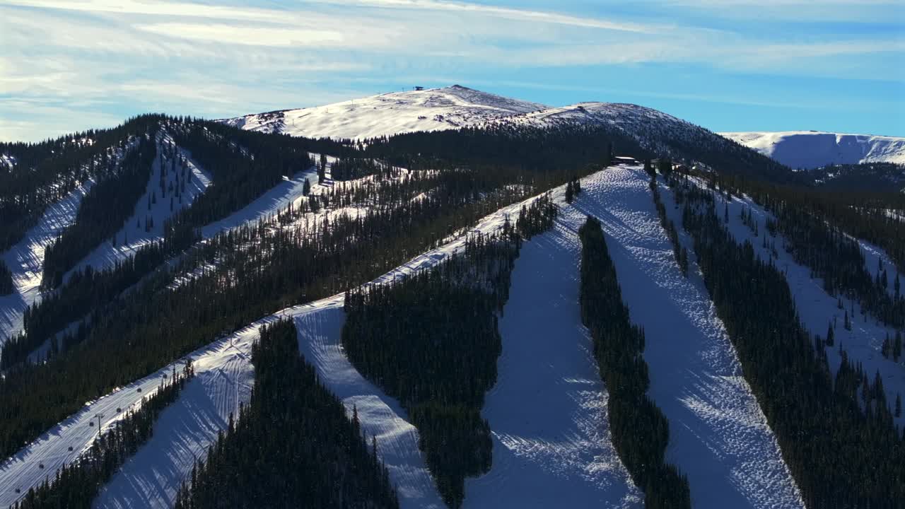 mañana de diciembre pájaro azul soleada nieve fresca parque de invierno resort mary jane esquí snowboard correr senderos bertoud pasar montañas rocosas fraser colorado góndola en movimiento ascensores de esquí cabaña círculo a la izquierda