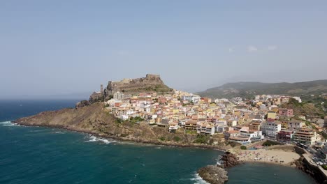 Drohnenaufnahme-Der-Farbenfrohen-Stadt-Castelsardo,-Sardinien