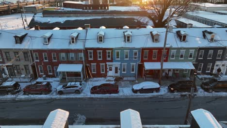 Vivienda-De-La-Ciudad-Americana-Durante-El-Atardecer-De-Invierno-Con-Nieve.