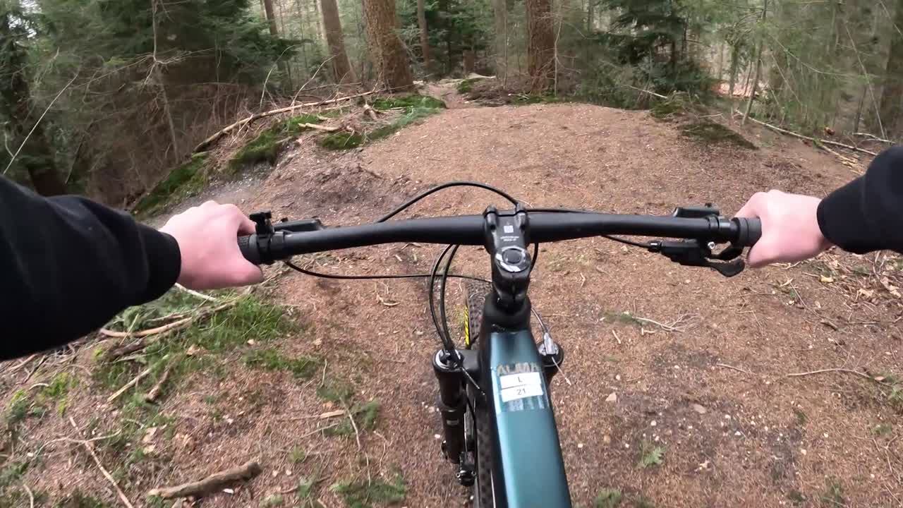 Video av cykling på en mountainbikeled.