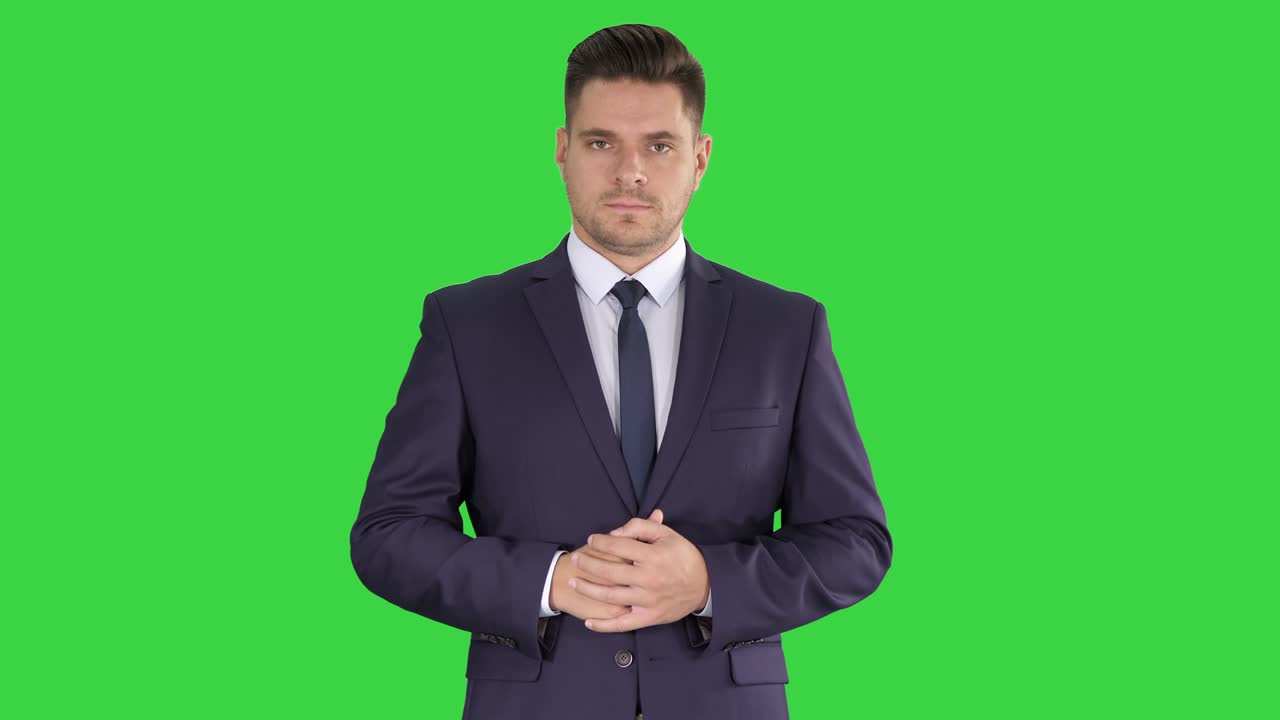 hombre de negocios apuntando con el dedo haciendo un acento en una pantalla verde, clave de croma