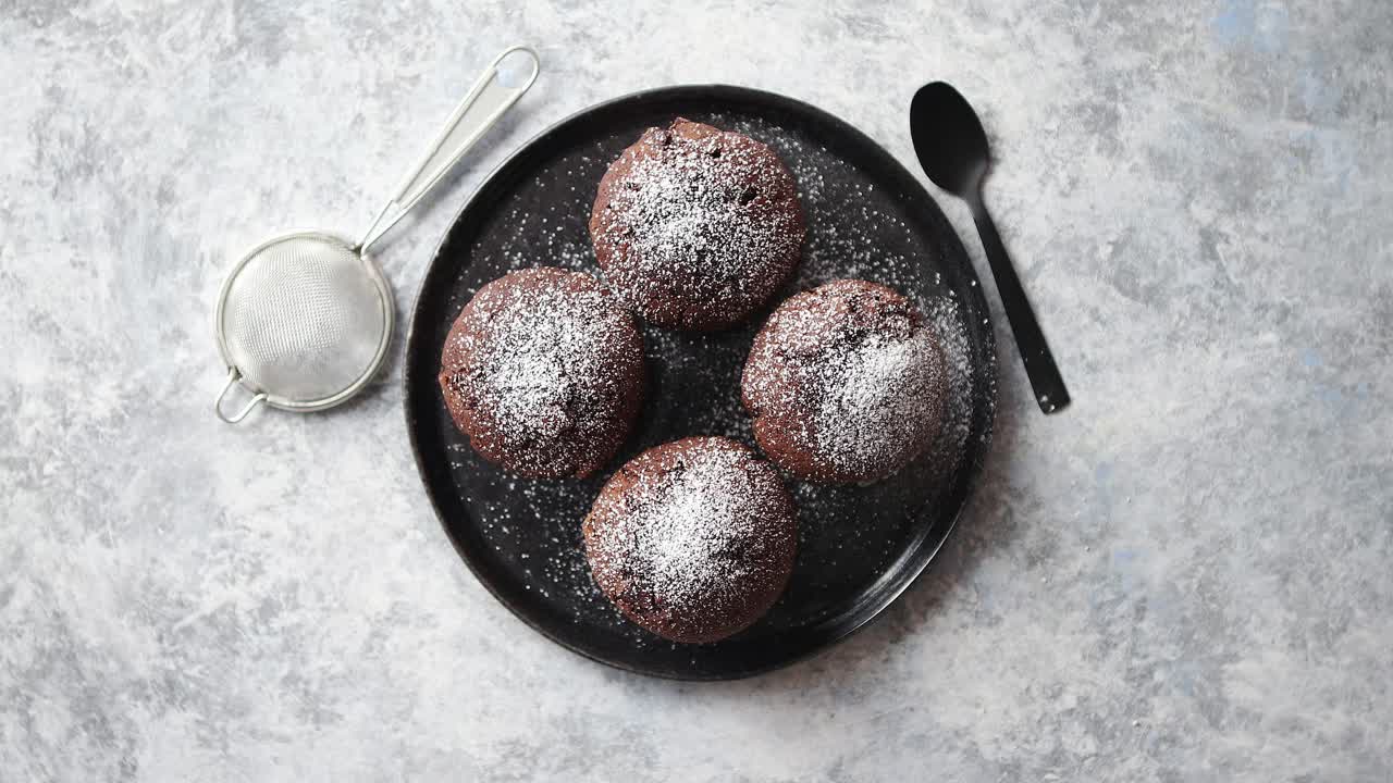 muffins de chocolate frescos y sabrosos servidos en un plato