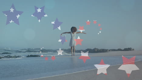 animación de estrellas y bandera estadounidense sobre mujer afroamericana levantando las manos en la playa